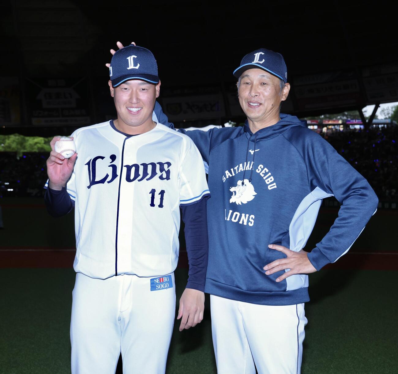 西武対オリックス　オリックスに勝利しプロ初勝利を飾り、勝利打を手に西口文也監督（右）と写真に納まる上田大河（撮影・河田真司）