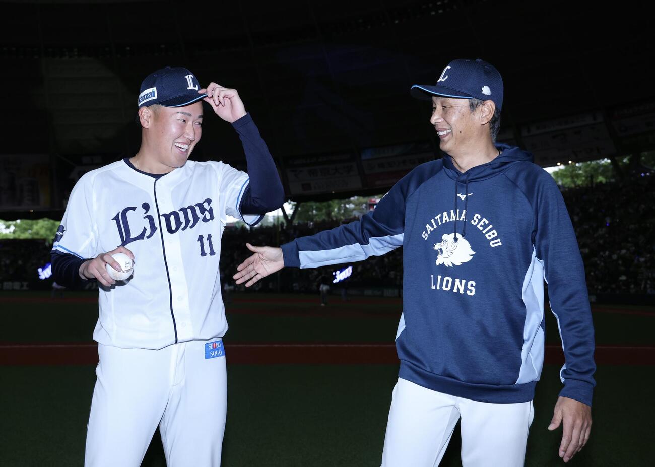 西武対オリックス　オリックスに勝利しプロ初勝利を飾り、西口文也監督（右）から労われる西武上田大河（撮影・河田真司）