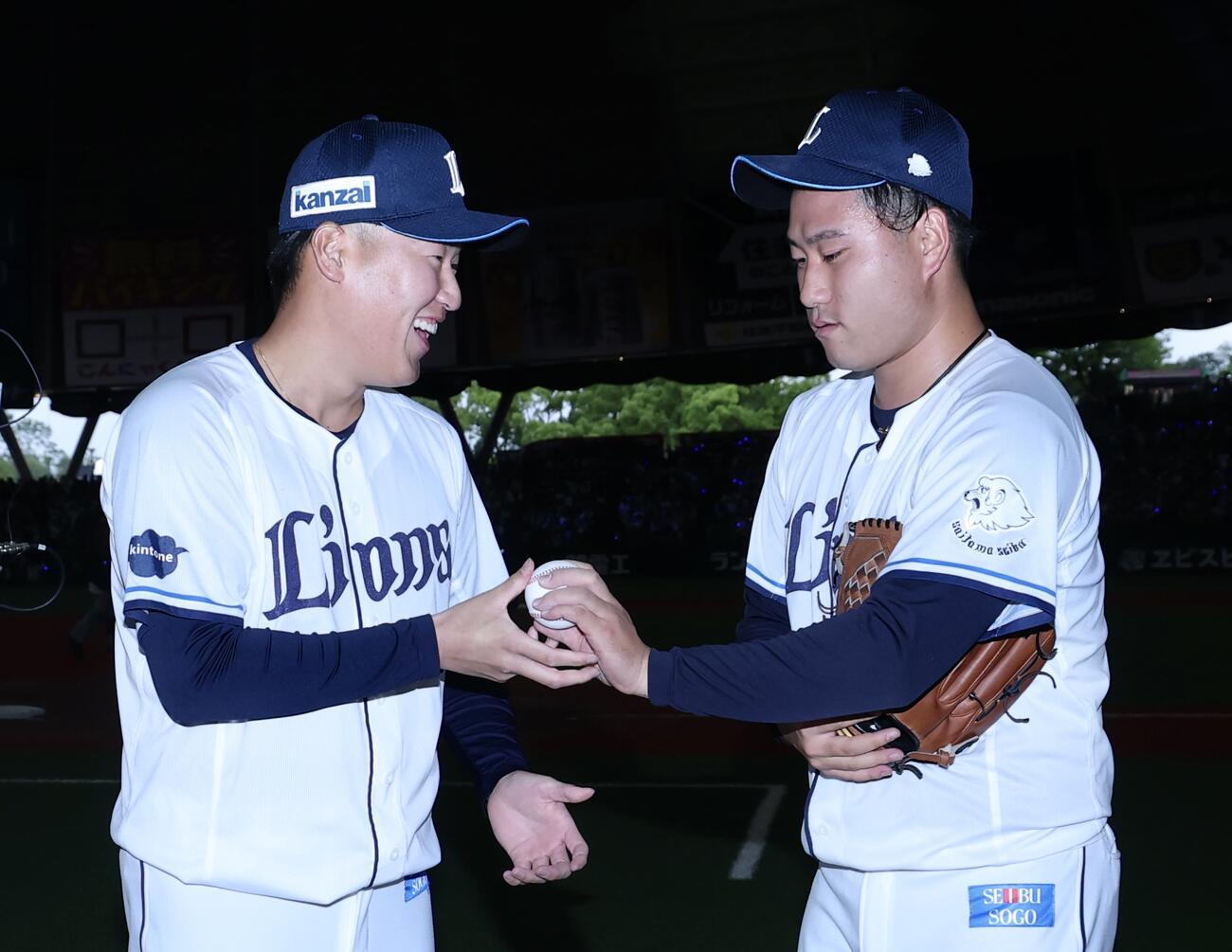 西武対オリックス　オリックスに勝利し、岩城颯空（右）から勝利球を受け取るプロ初勝利の上田大河（撮影・河田真司）