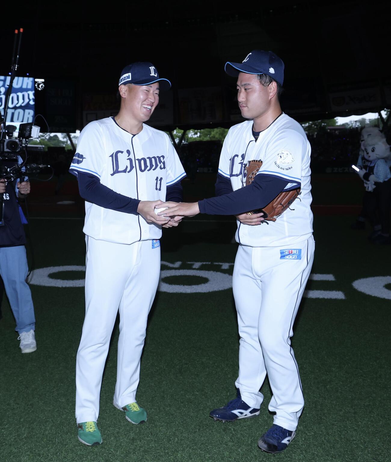 西武対オリックス　オリックスに勝利し、岩城颯空（右）から勝利球を受け取るプロ初勝利の上田大河（撮影・河田真司）