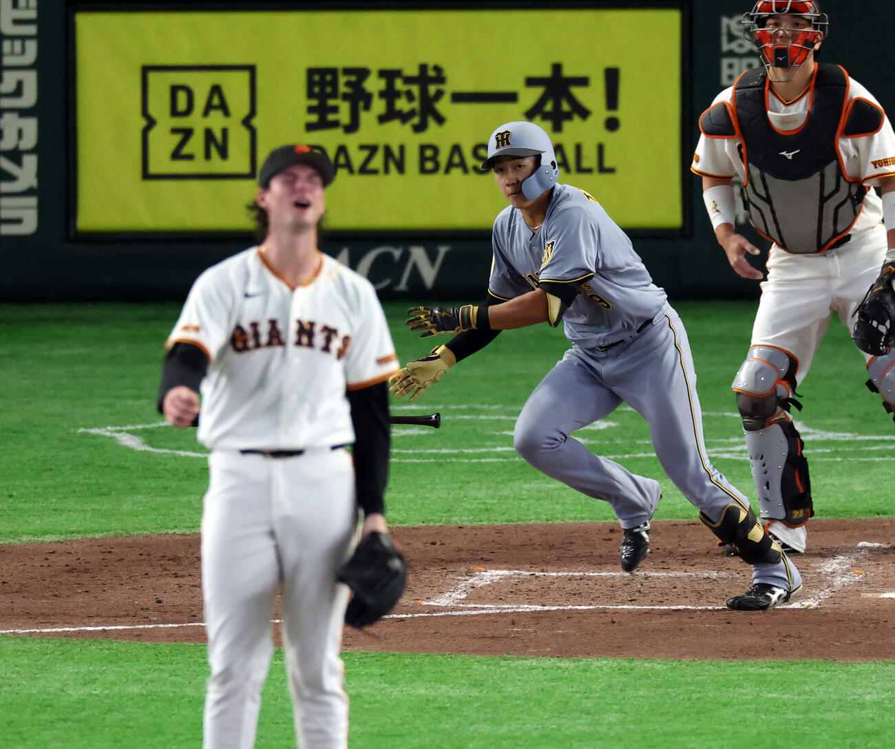 巨人対阪神　5回表阪神2死二、三塁、立石正広は2点適時打を放つ。投手ウィットリー（撮影・浅見桂子）