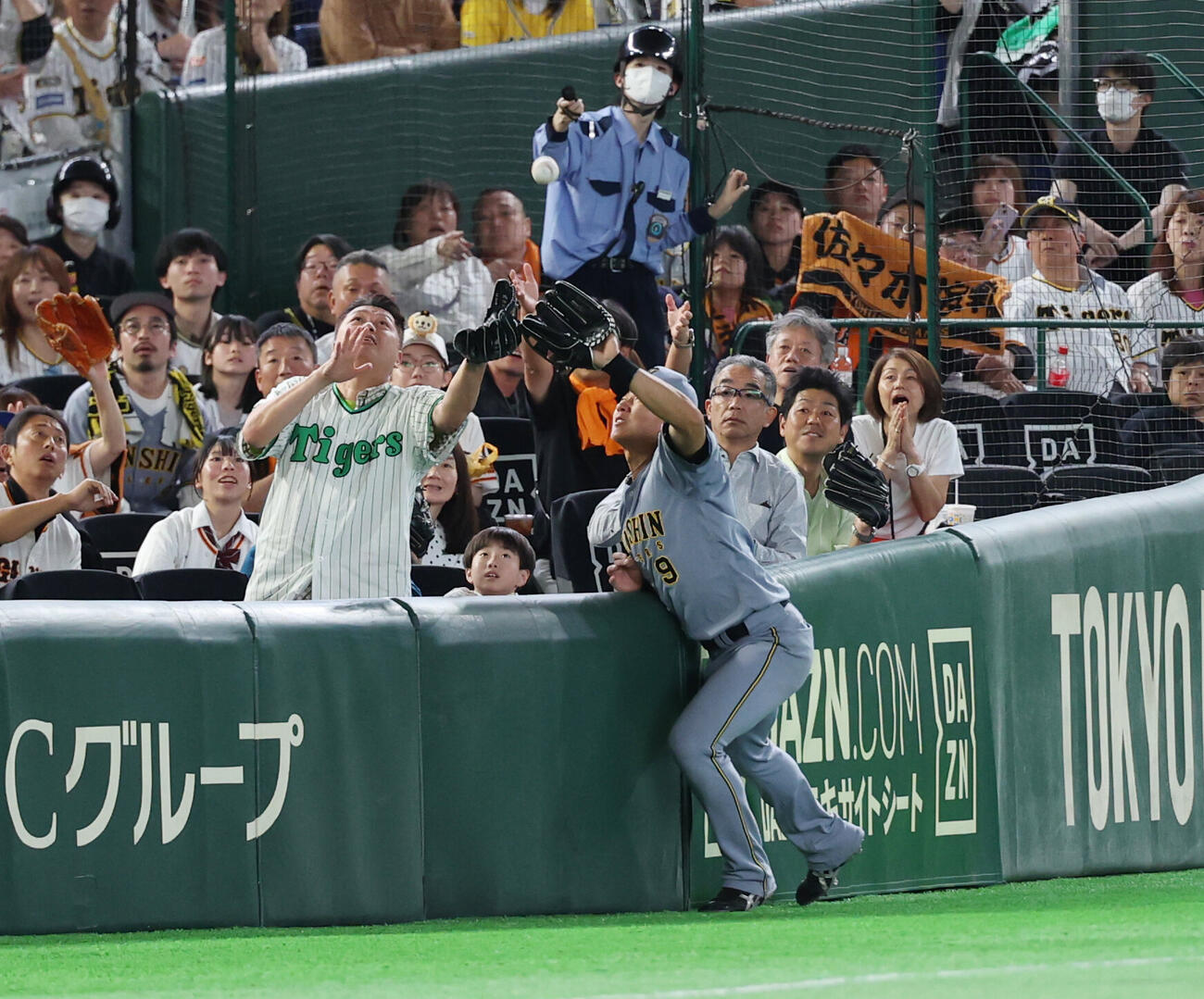 巨人対阪神　8回裏巨人無死一塁、佐々木俊輔の邪飛を捕球する立石正広（撮影・増田悦実）＝2026年5月23日