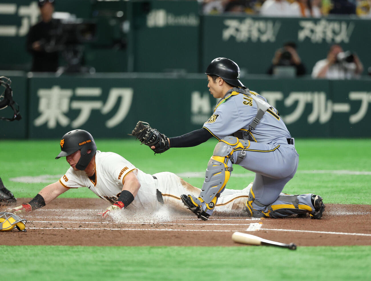 巨人対阪神　1回裏巨人1死三塁、生還を試みるもタッチアウトとなる浅野翔吾。右は坂本誠志郎（撮影・増田悦実）