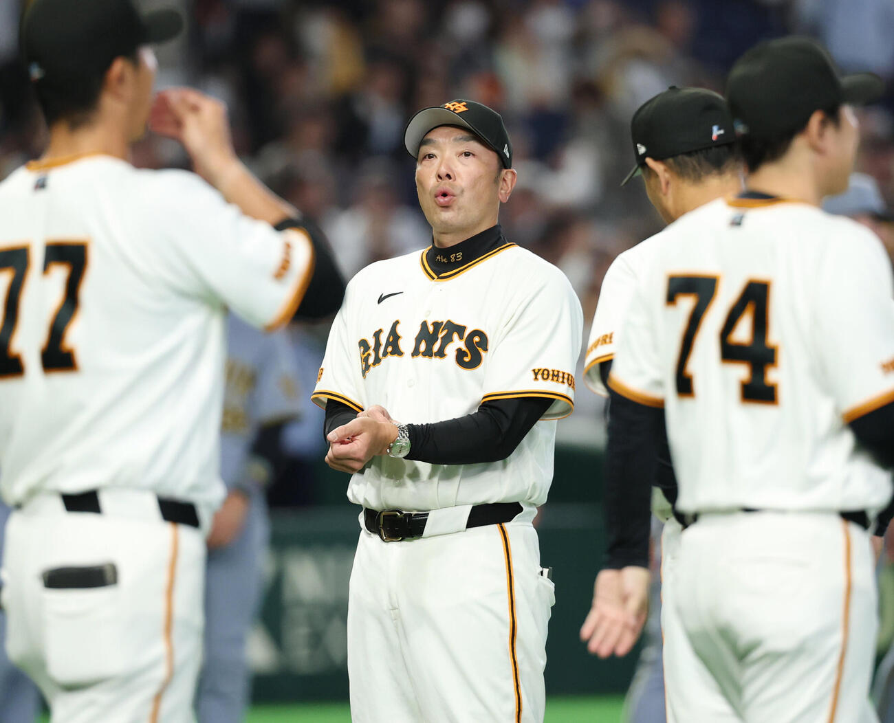 巨人対阪神　阪神に敗れ息を吐く巨人阿部慎之助監督（撮影・増田悦実）