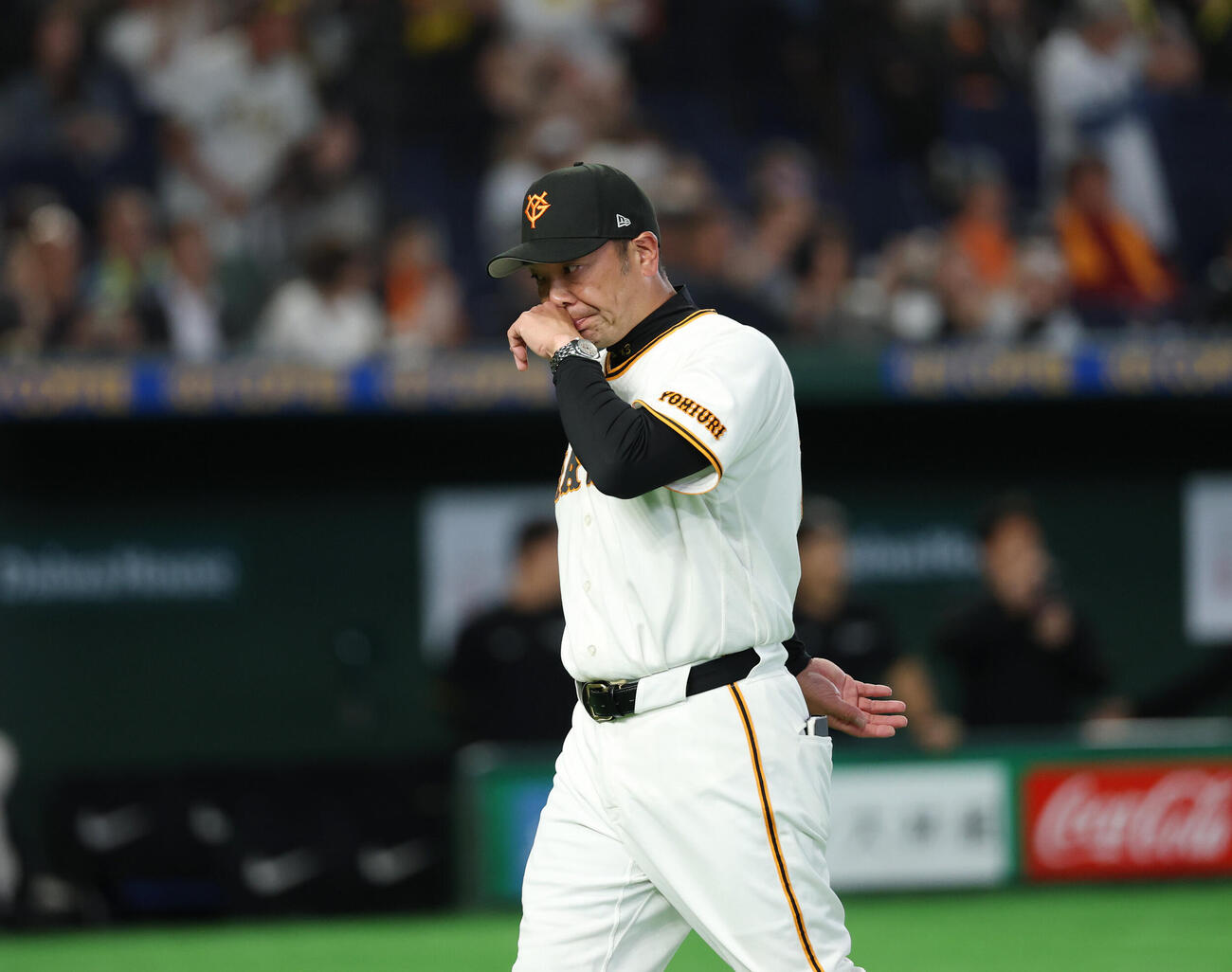 巨人対阪神　阪神に敗れ引き揚げるく巨人阿部慎之助監督（撮影・増田悦実）
