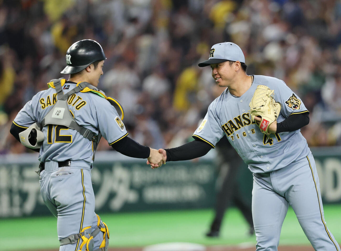巨人対阪神　完封勝利し坂本誠志郎（左）と握手を交わす村上頌樹（撮影・増田悦実）