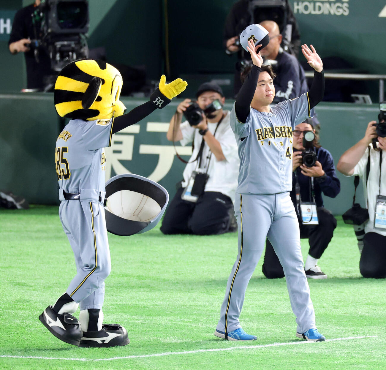 巨人対阪神　完封勝利の阪神村上頌樹はトラッキーとスタンドに手を振りあいさつ（撮影・浅見桂子）