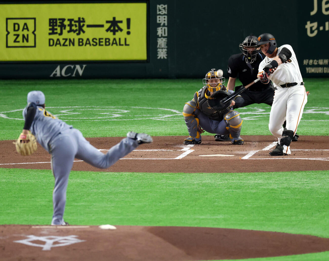 巨人対阪神　1回裏巨人無死、浅野翔吾は二塁打を放つ。投手村上頌樹（撮影・浅見桂子）