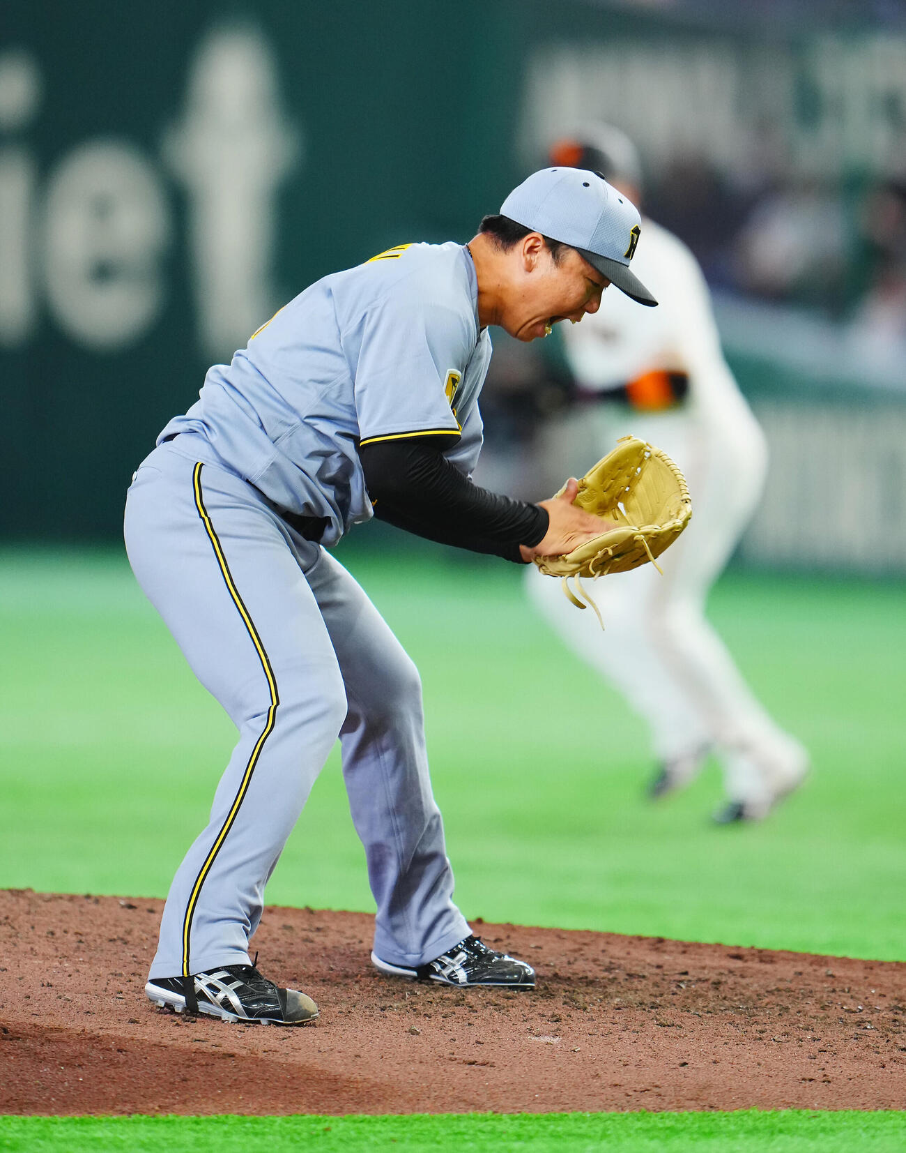 巨人対阪神　9回裏巨人2死一塁、代打増田陸を空振り三振に仕留め完封勝利の村上頌樹は雄たけびをあげる（撮影・垰建太）