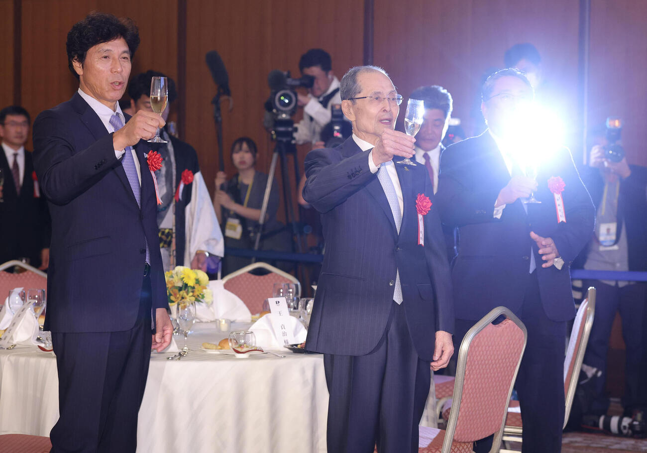 FUKUOKA OH SADAHARU LEGACY PROJECTのレセプションで乾杯するソフトバンク王貞治球団会長兼特別チームアドバイザー（中央）と秋山幸二氏
