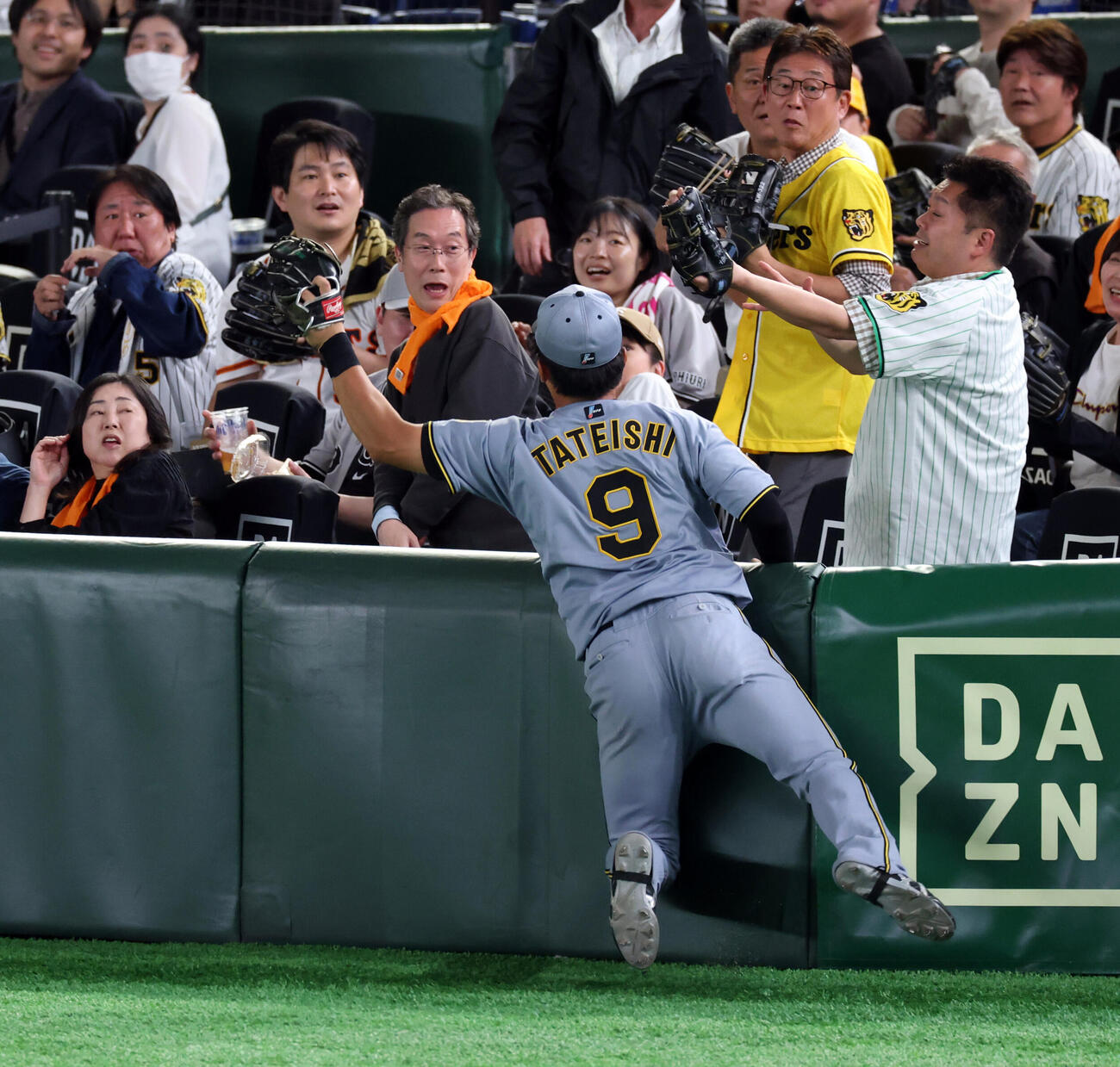 巨人対阪神　8回裏巨人無死一塁、佐々木俊輔の左邪飛をファンと重なりながら捕球する立石正広（撮影・浅見桂子）