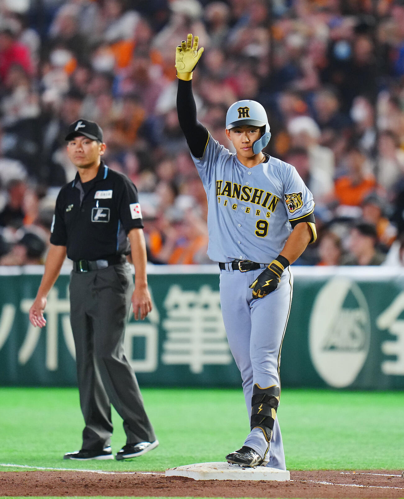巨人対阪神　5回表阪神2死二、三塁、適時打を放ちベンチの声かけに応える立石正広（撮影・垰建太）