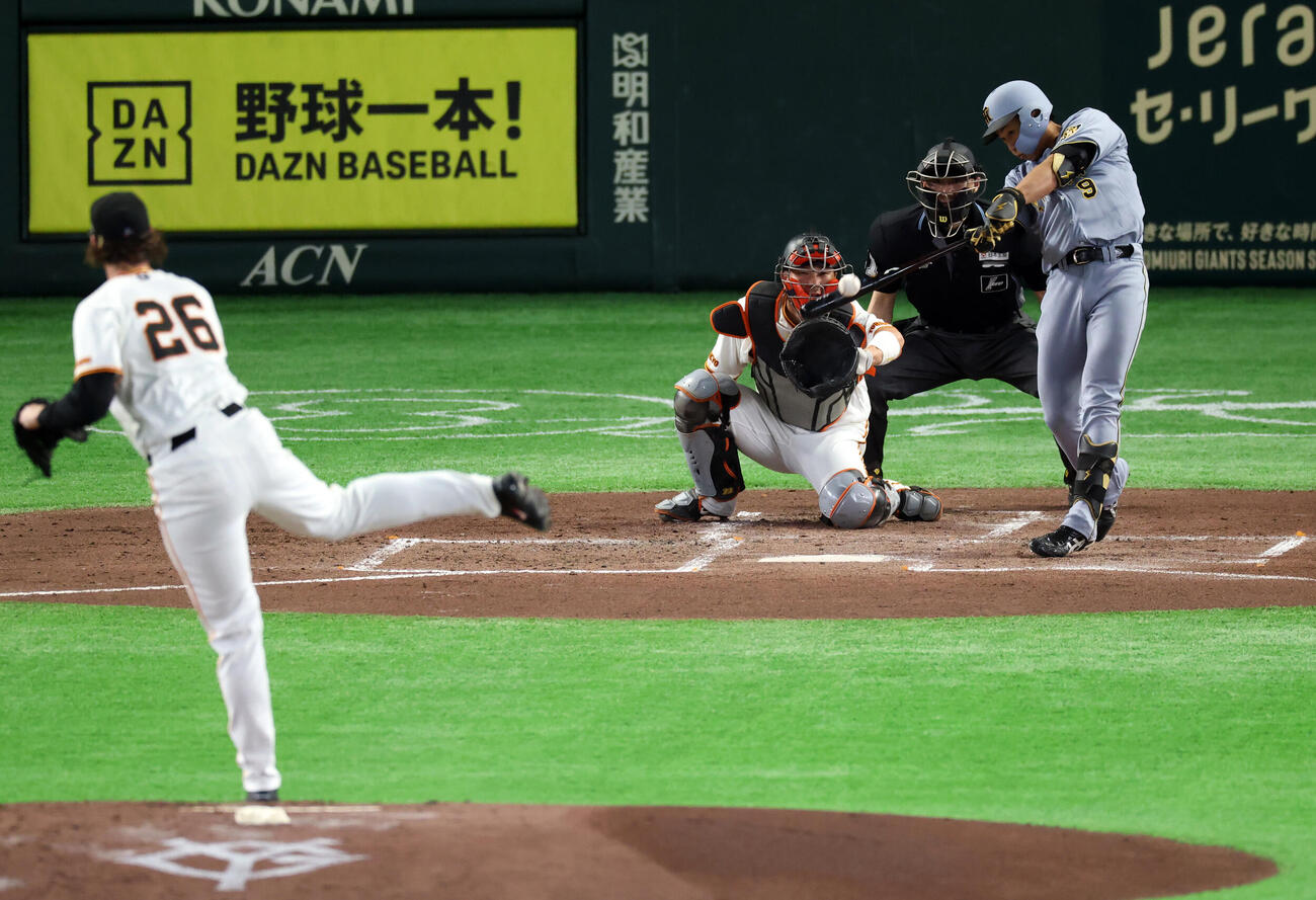 巨人対阪神　3回表阪神2死、立石正広は左前打を放つ。投手ウィットリー（撮影・浅見桂子）
