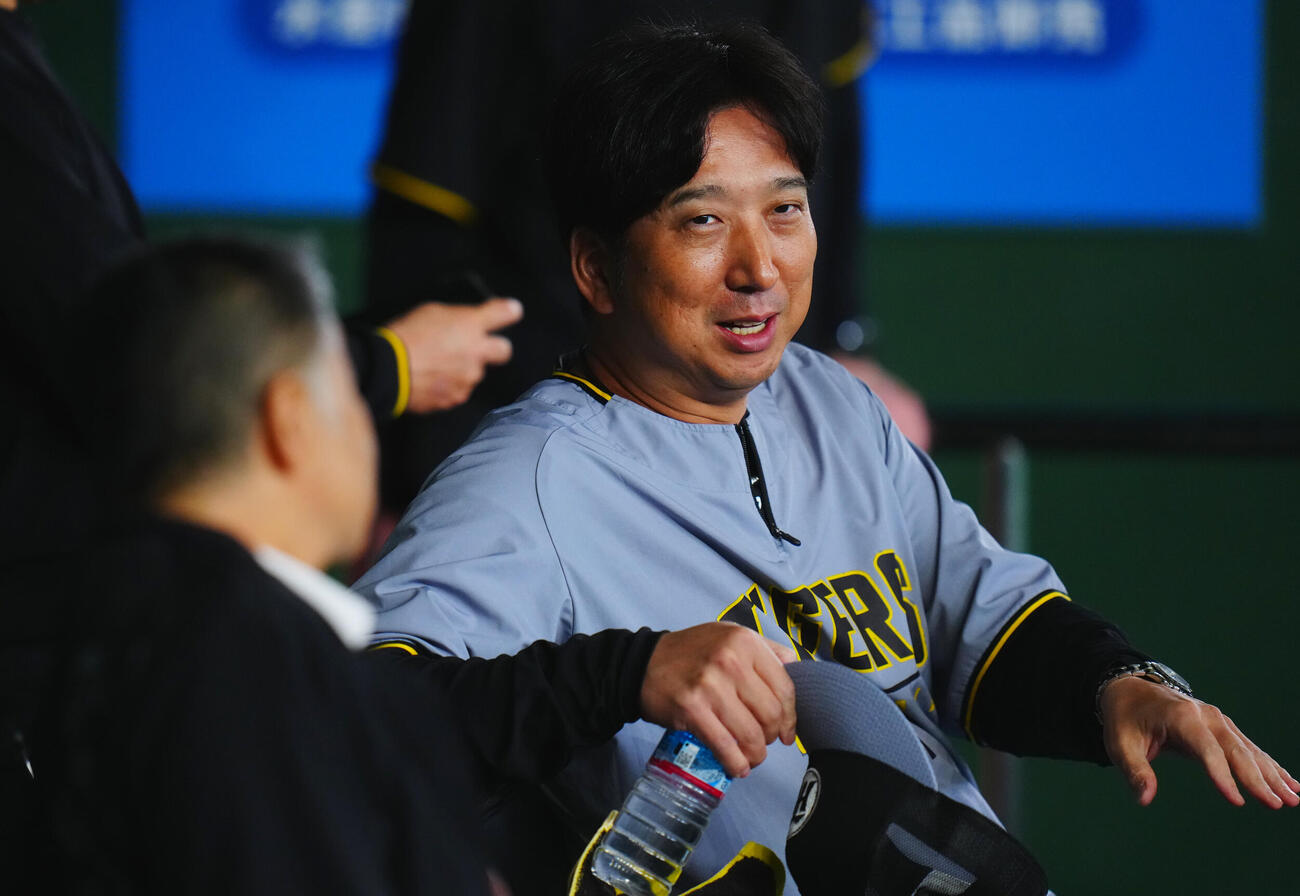 巨人対阪神　試合前、ベンチで笑顔を見せる阪神藤川球児監督（撮影・垰建太）