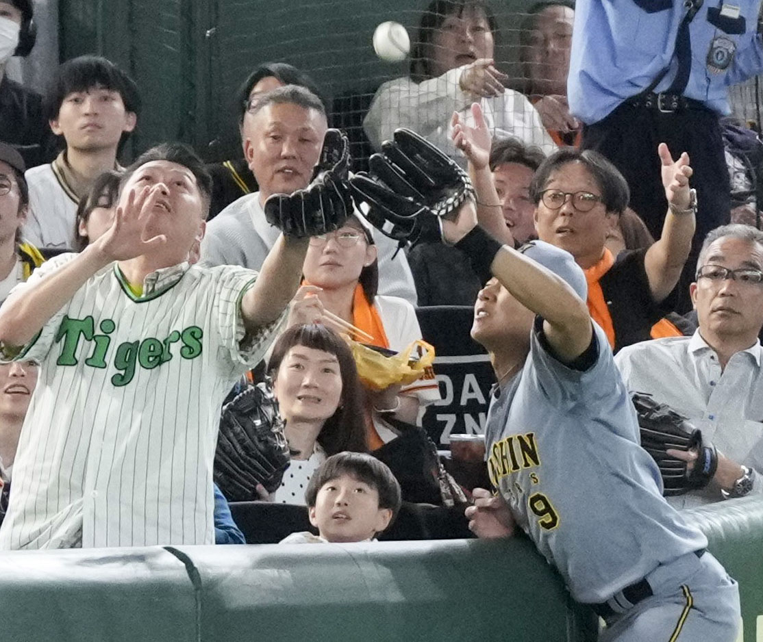 8回巨人無死一塁、佐々木の邪飛を好捕する阪神の左翼手立石＝東京ドーム（共同）