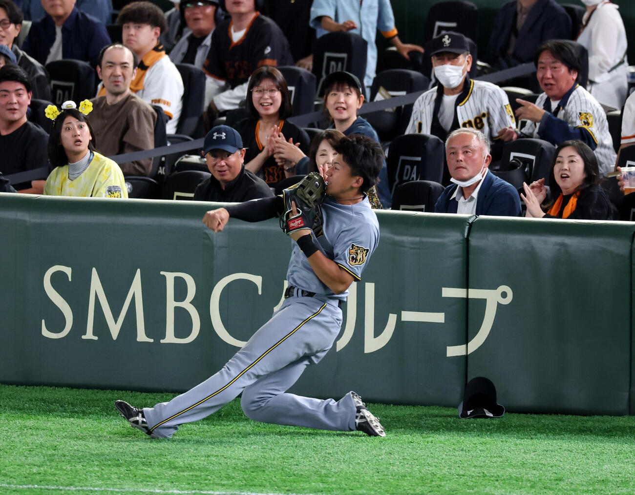 巨人対阪神　8回裏巨人無死一塁、佐々木俊輔の左邪飛をファンと重なりながら捕球し送球する立石正広（撮影・浅見桂子）