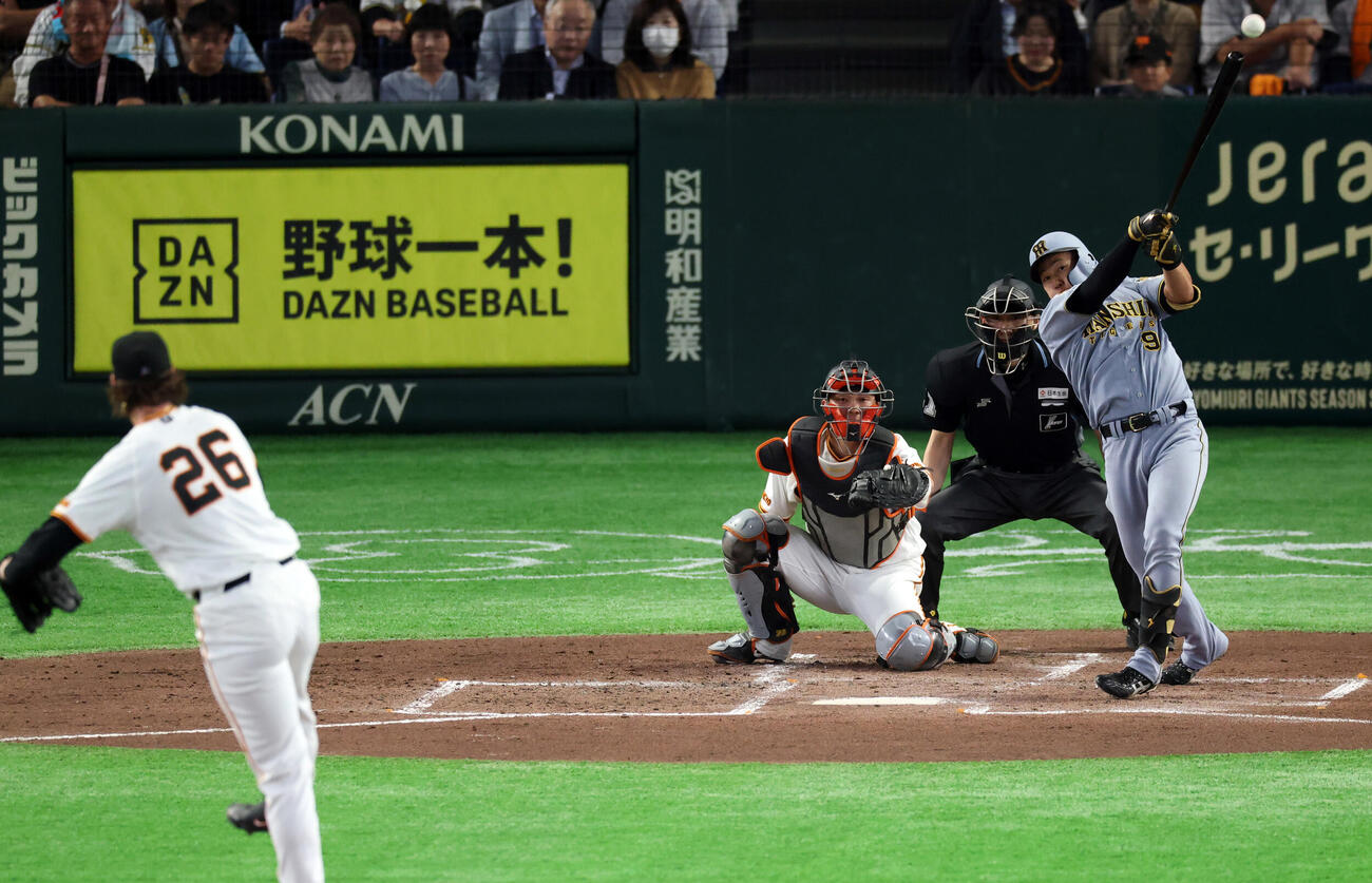 巨人対阪神　3回表阪神2死、立石正広は左前打を放つ。投手ウィットリー（撮影・浅見桂子）