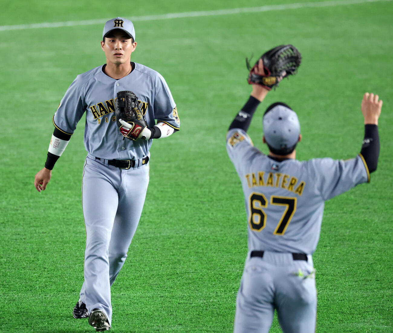巨人対阪神　1回裏巨人無死、浅野翔吾の打球を見合って二塁打にする木浪聖也（奥）と高寺望夢（撮影・浅見桂子）