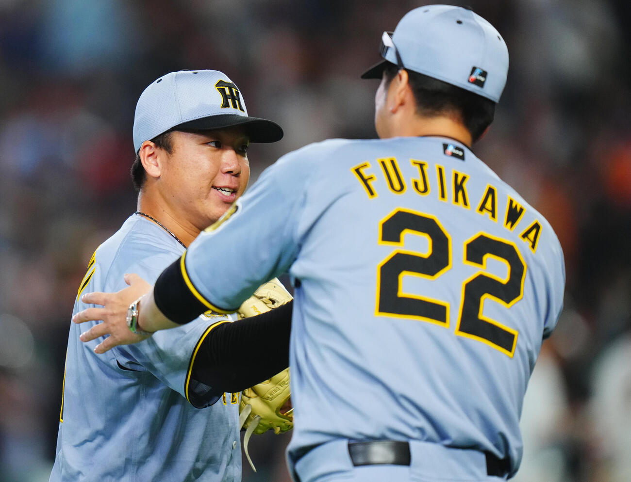 巨人対阪神　巨人に連勝し完封勝利の阪神村上頌樹（左）は藤川球児監督とタッチを交わす（撮影・垰建太）