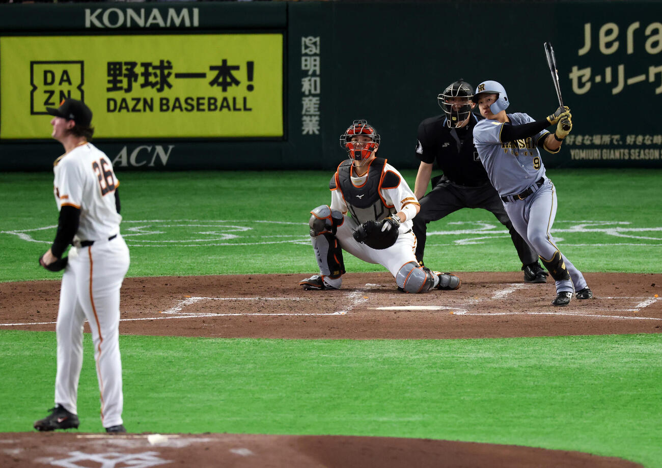 巨人対阪神　5回表阪神2死二、三塁、立石正広は2点適時打を放つ。投手ウィットリー（撮影・浅見桂子）