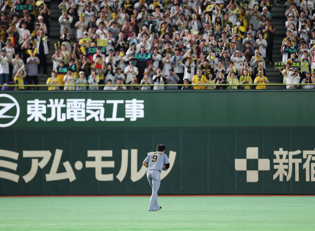 巨人対阪神　5回に先制の適時打を放った立石正広はファンの歓声に応える（撮影・増田悦実）