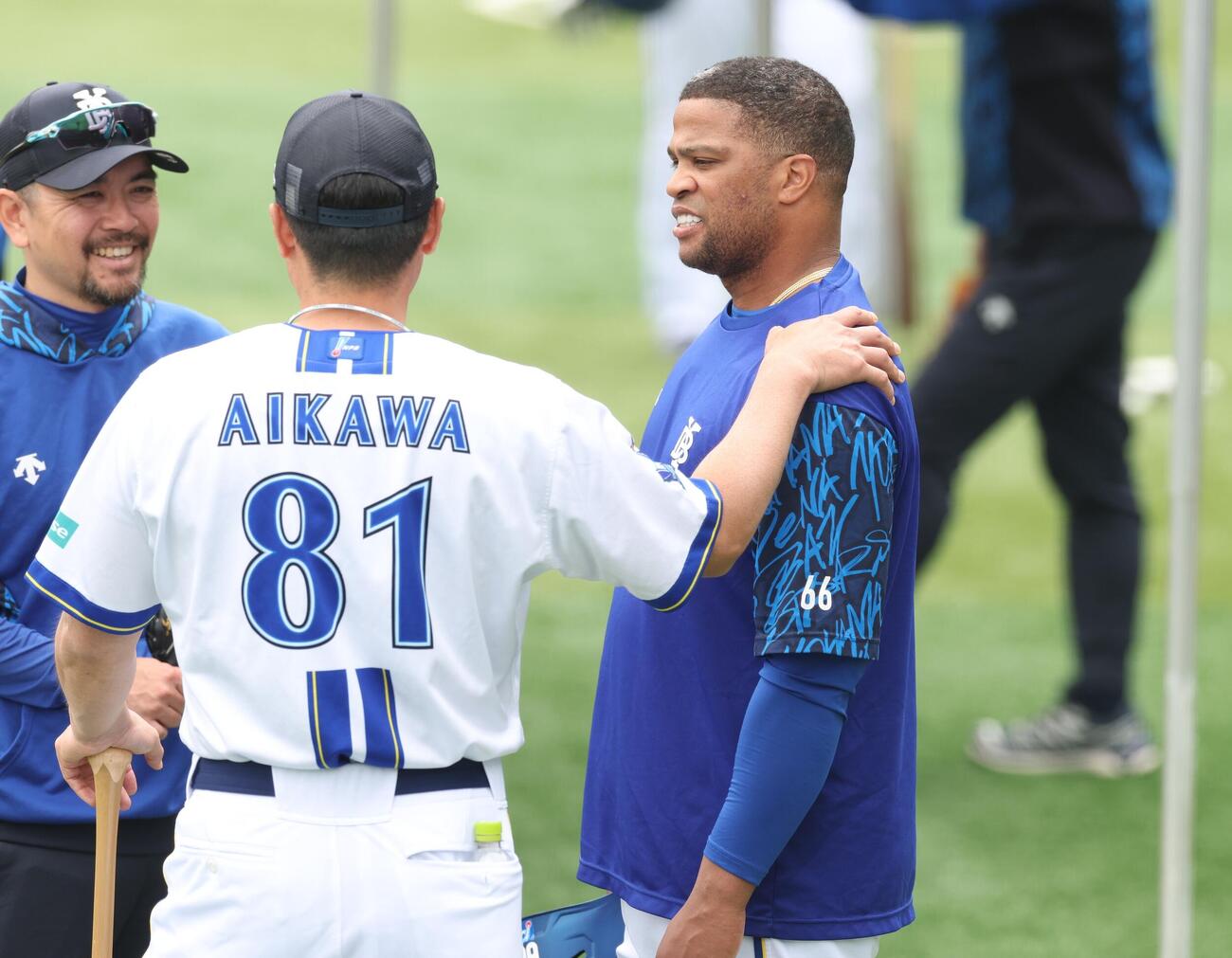 DeNA対ヤクルト　練習中、相川亮二監督（左）と話すビシエド（撮影・黒川智章）＝2026年5月24日