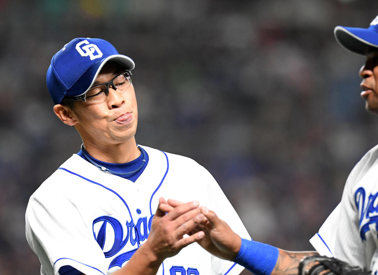 2019年3月23日　中日ビシエドと笑顔でタッチする山井大介