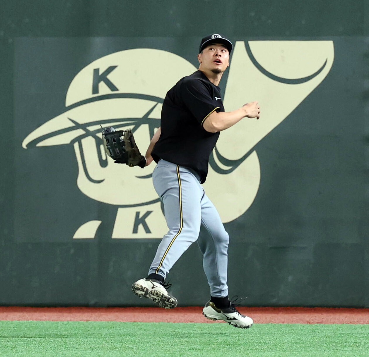 巨人対阪神　右翼守備に入り、打球を追う阪神佐藤輝明（撮影・浅見桂子）