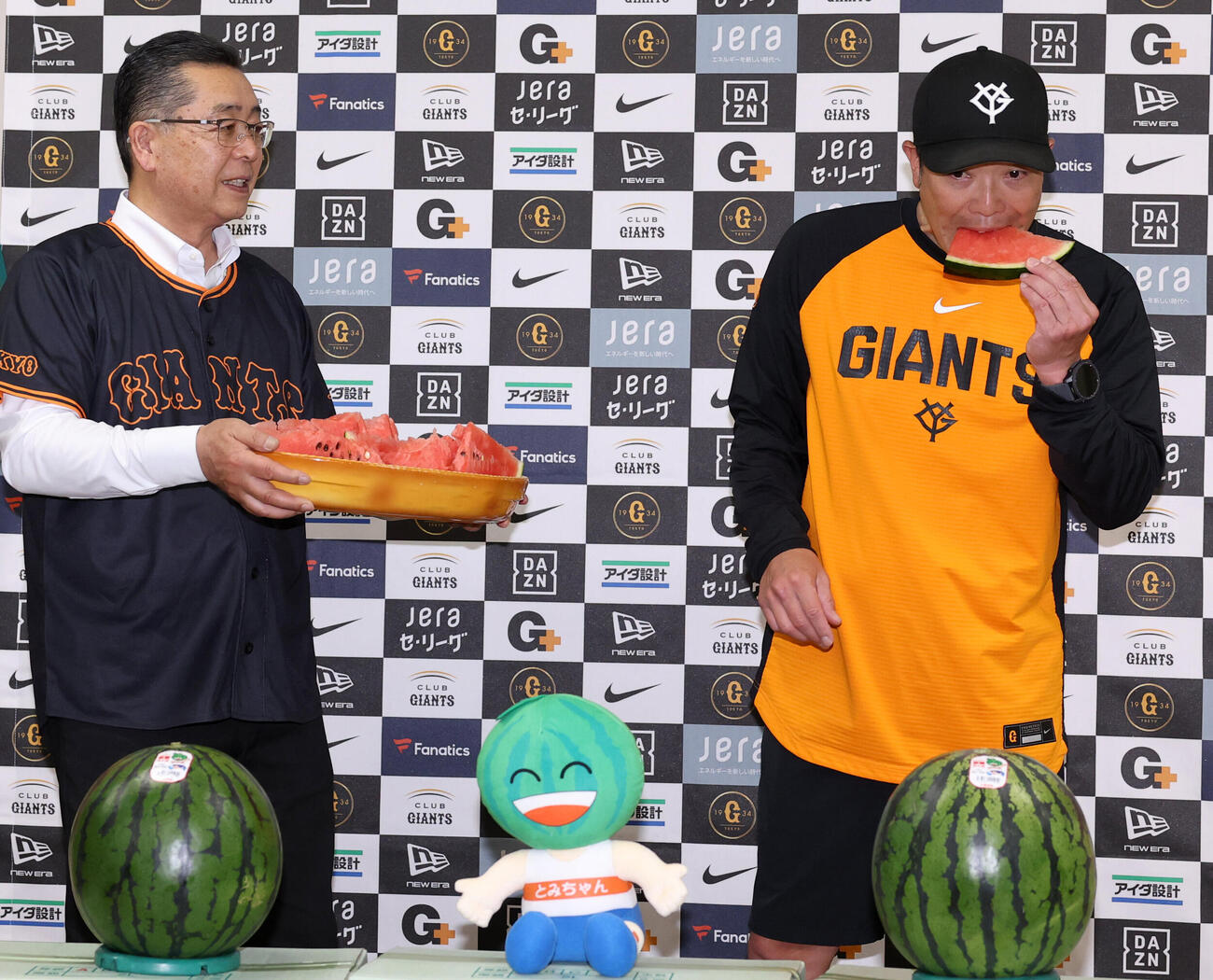 巨人対阪神　千葉県富里市の「富里すいか」贈呈式で、すいかにかぶりつく巨人阿部慎之助監督（撮影・浅見桂子）