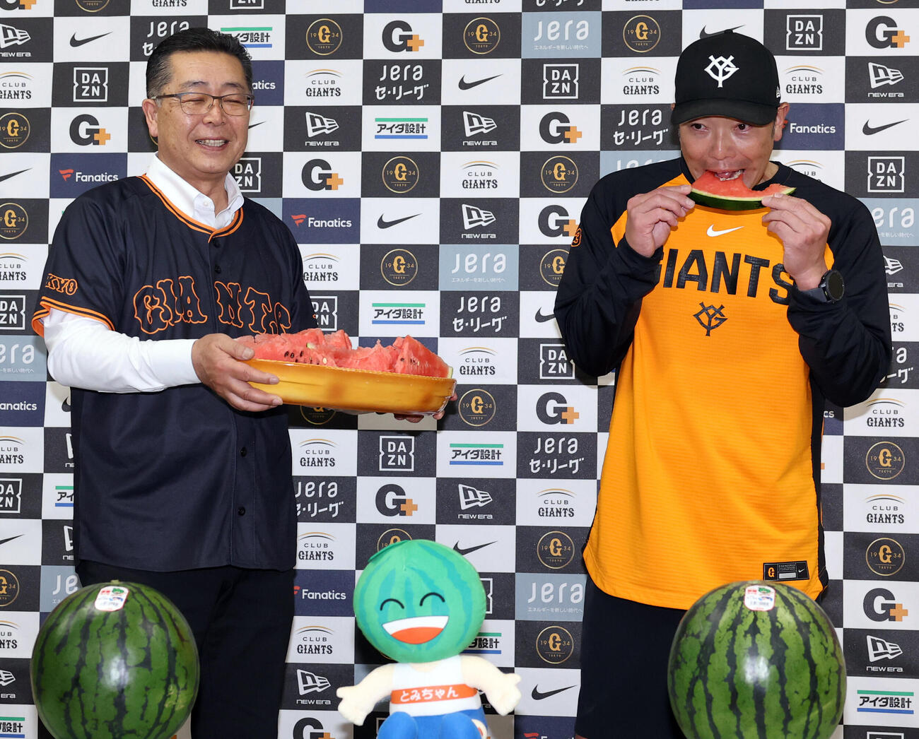 巨人対阪神　千葉県富里市の「富里すいか」贈呈式で、すいかにかぶりつく巨人阿部慎之助監督（撮影・浅見桂子）