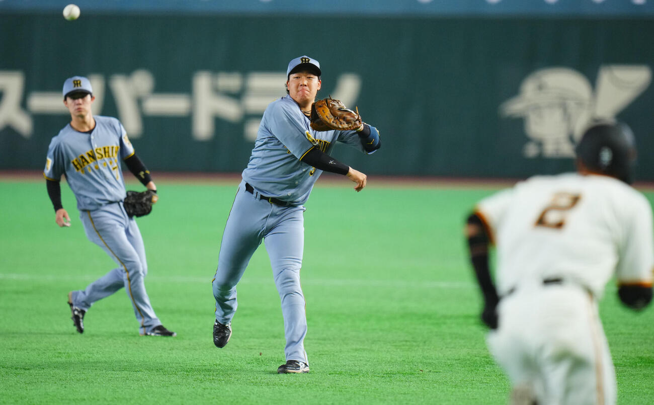 巨人対阪神　1回裏巨人1死三塁、吉川尚輝（右）の一ゴロを素早く本塁に送球し三走浅野翔吾をアウトにする大山悠輔（2026年5月23日撮影）
