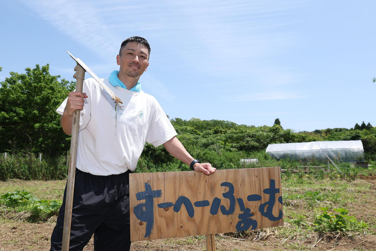 「元オリックス福田周平さんと！新玉ねぎ収穫＆”周平ファーム”お手伝い体験」　自身の畑を背に笑顔を見せる元オリックスの福田周平氏（撮影・前田充）＝2026年5月24日