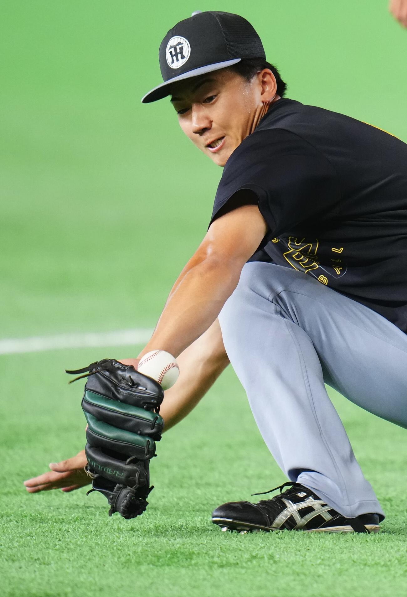 巨人対阪神　試合前、三塁でノックを受ける立石正広（撮影・垰建太）＝2026年5月24日