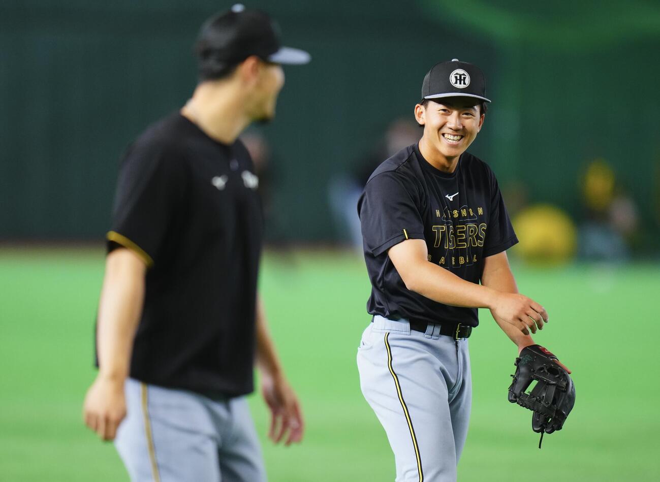 巨人対阪神　試合前、三塁でノックを受ける立石正広（右）は佐藤輝明と笑顔で談笑する（撮影・垰建太）＝2026年5月24日