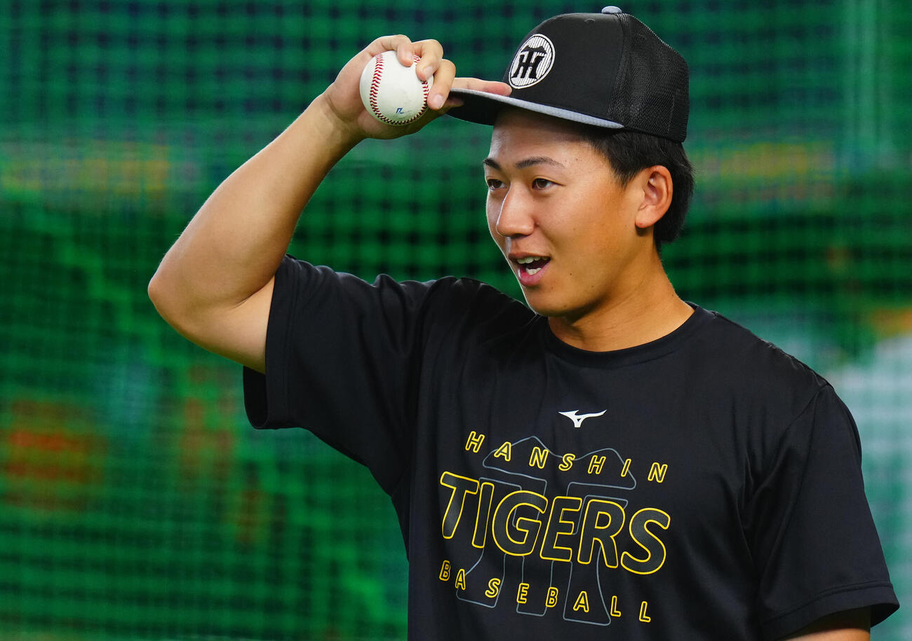 巨人対阪神　試合前練習中、笑顔を見せる阪神立石正広（撮影・垰建太）＝2026年5月24日