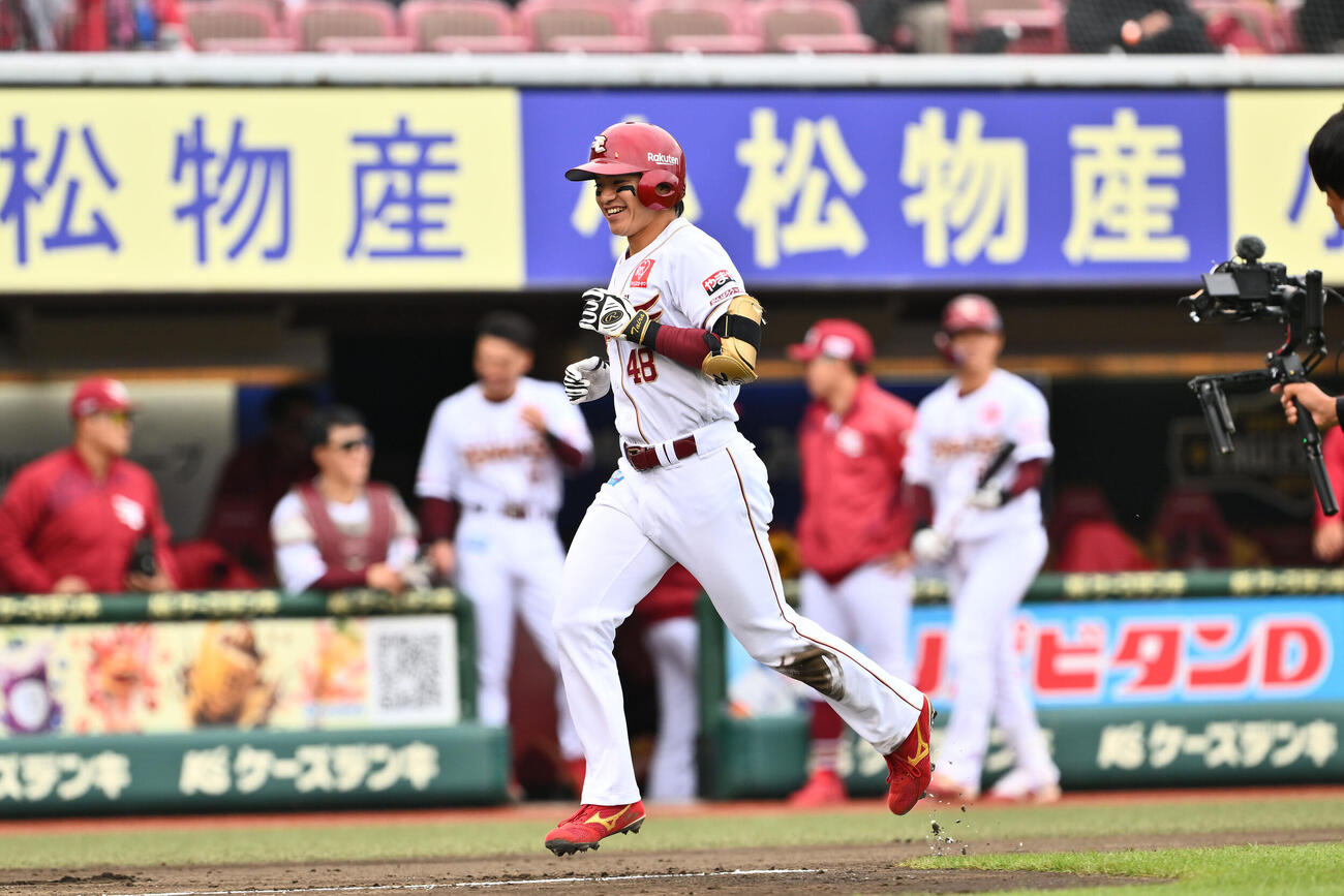 楽天対ロッテ　1回裏楽天2死二、三塁、平良竜哉は3点本塁打を放ち笑顔で生還する＝2026年5月24日（撮影・滝沢徹郎）　