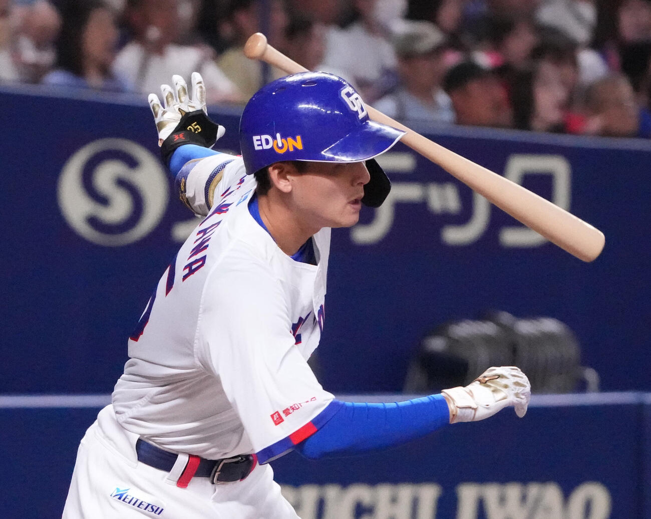 中日対広島　1回裏中日2死満塁、2点適時打を放つ石川昂弥（撮影・森本幸一）＝2026年5月24日