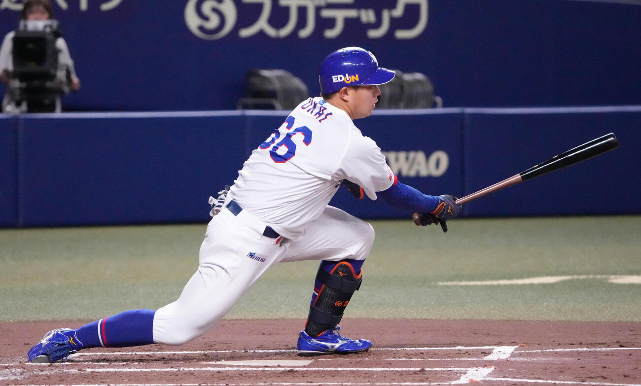中日対広島　1回裏中日2死一、二塁、適時打を放つ鵜飼航丞（撮影・森本幸一）＝2026年5月24日