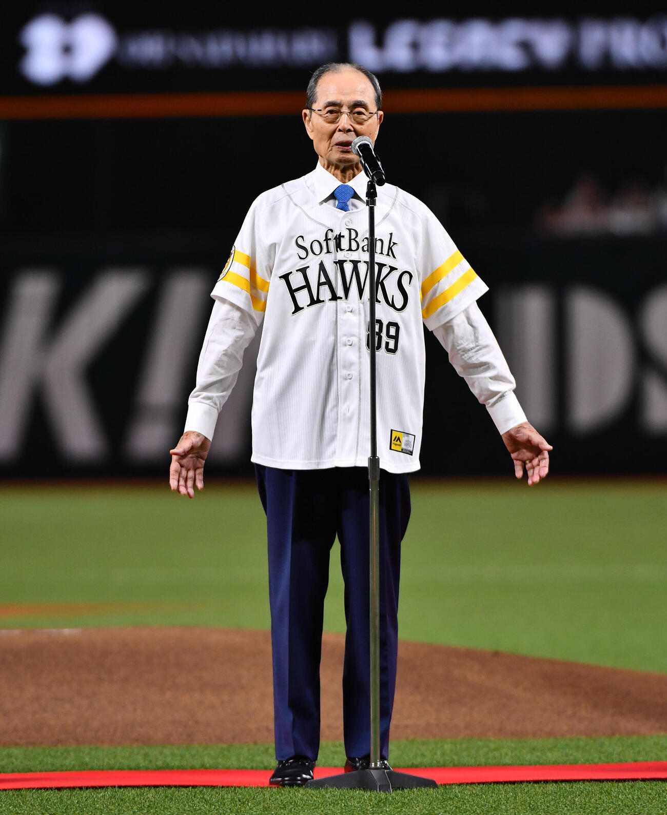 ソフトバンク対日本ハム　試合前、「OH SADAHARU LEGACY DAY」イベントでファンにあいさつするソフトバンク王貞治球団会長兼特別チームアドバイザー（撮影・岩下翔太）