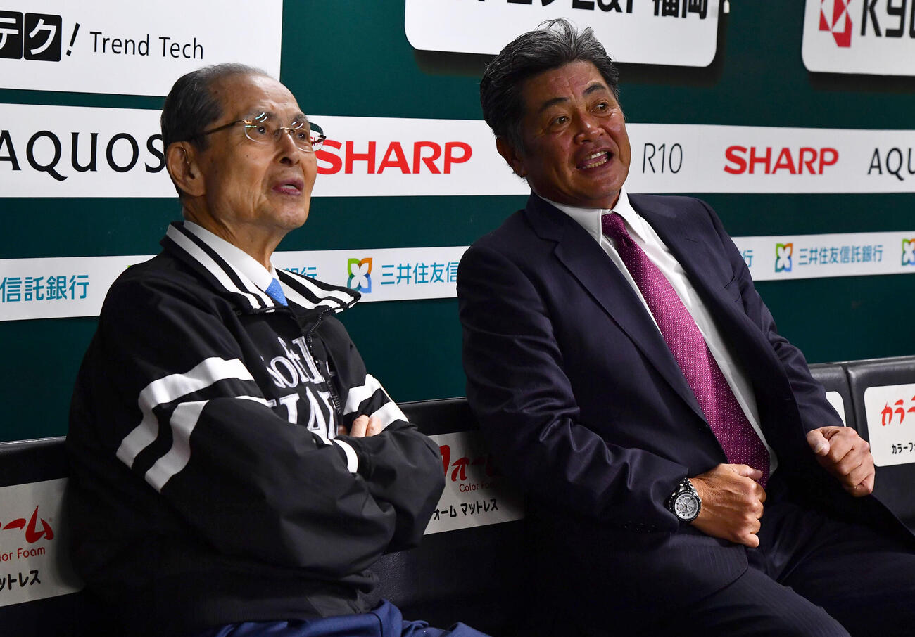 ソフトバンク対日本ハム　試合前、工藤公康氏（右）と話すソフトバンク王貞治球団会長兼特別チームアドバイザー（撮影・岩下翔太）