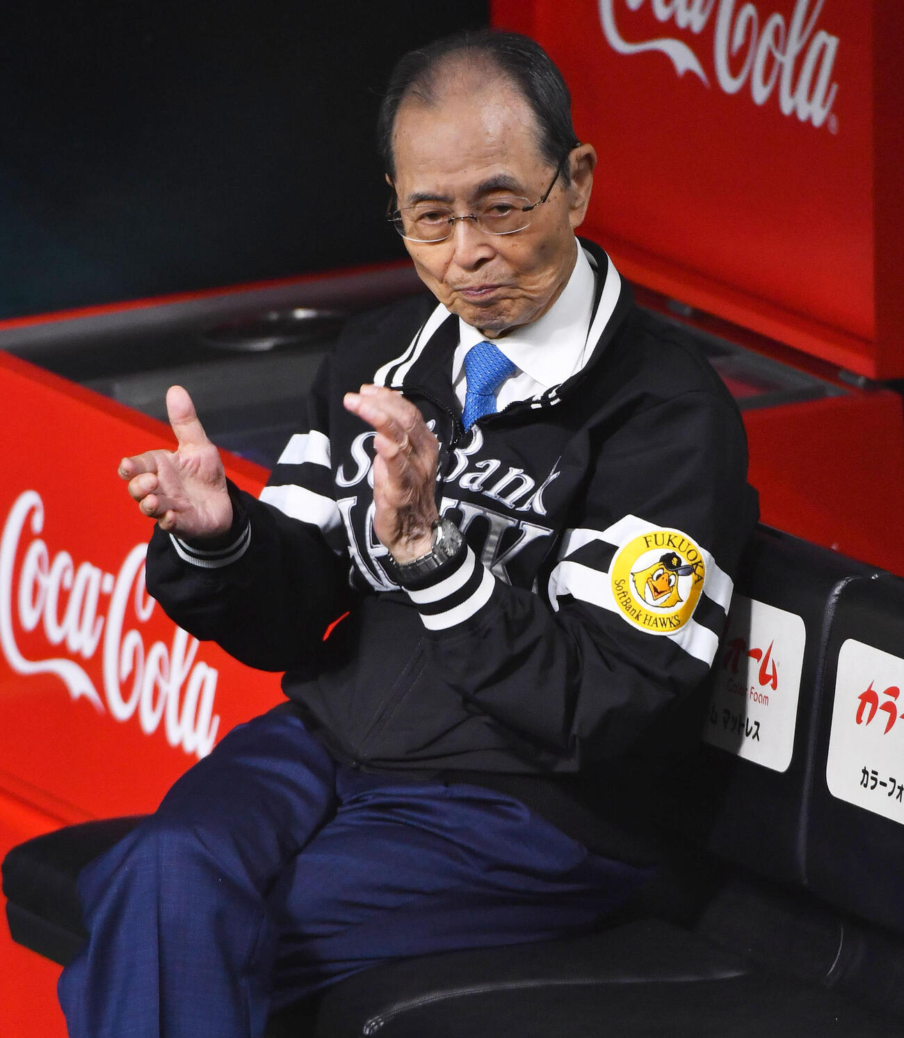 ソフトバンク対日本ハム　試合前、練習を行うソフトバンクナインを激励する王貞治球団会長兼特別チームアドバイザー（撮影・岩下翔太）