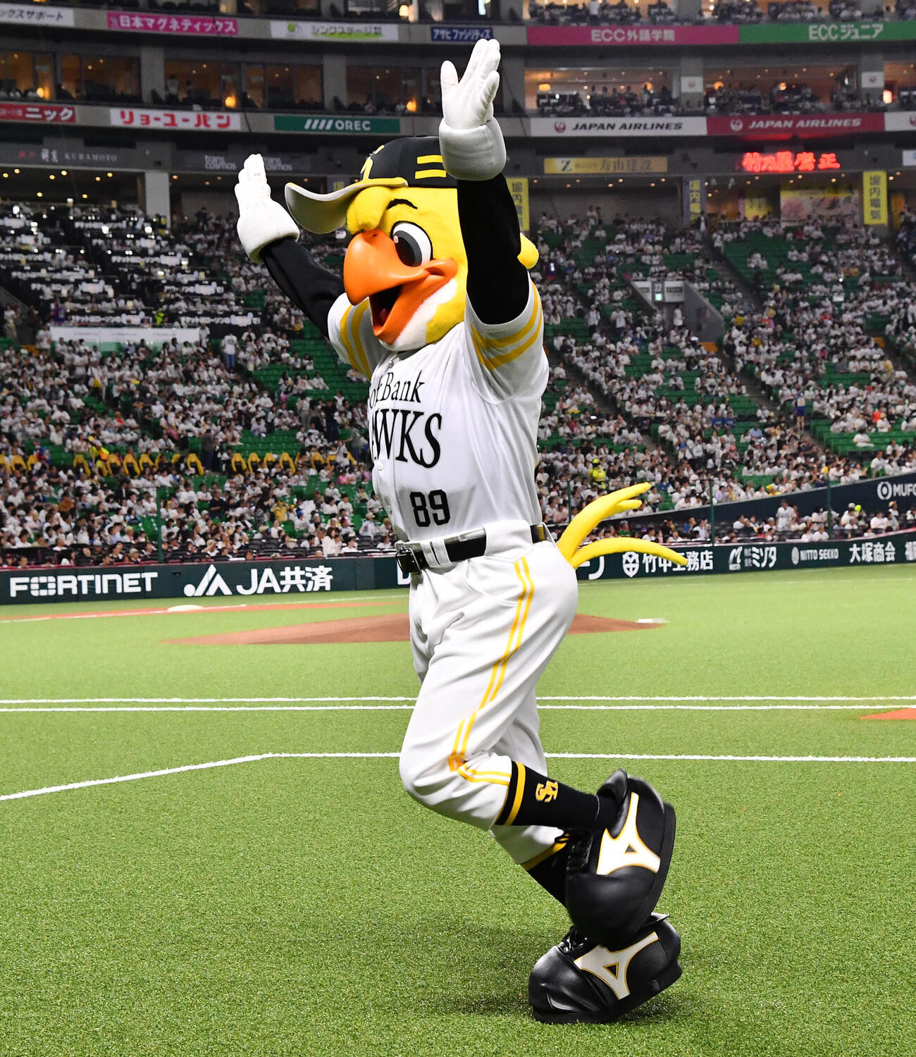 ソフトバンク対日本ハム　王貞治球団会長兼特別チームアドバイザーのまねをするハリーホーク（撮影・岩下翔太）