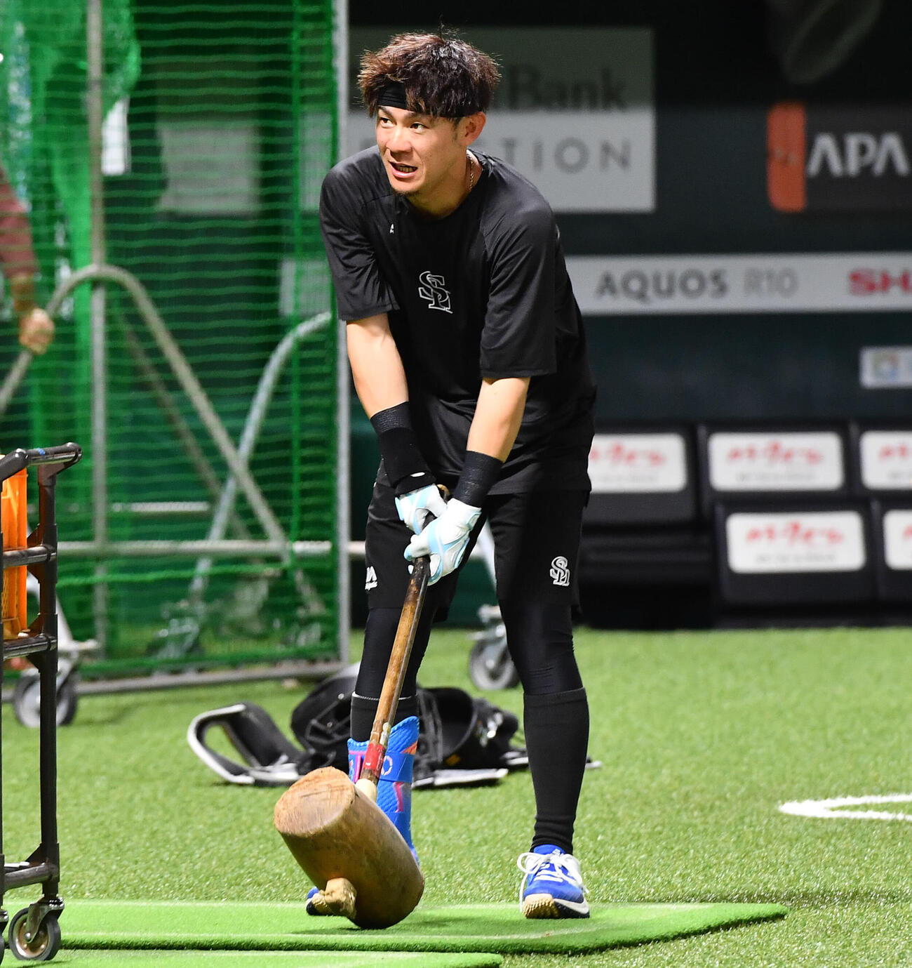 ソフトバンク対日本ハム　試合前、打撃練習で木づちを手にするソフトバンク牧原大成（撮影・岩下翔太）