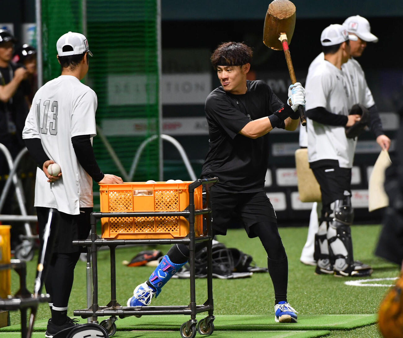 ソフトバンク対日本ハム　試合前、木づちでティー打撃を行うソフトバンク牧原大成（撮影・岩下翔太）