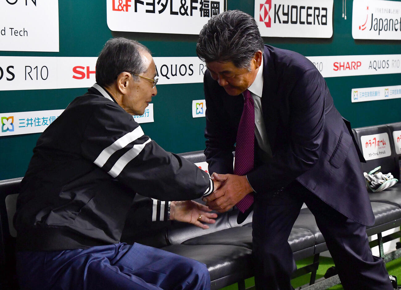 ソフトバンク対日本ハム　試合前、工藤公康氏（右）からあいさつされるソフトバンク王貞治球団会長兼特別チームアドバイザー（撮影・岩下翔太）
