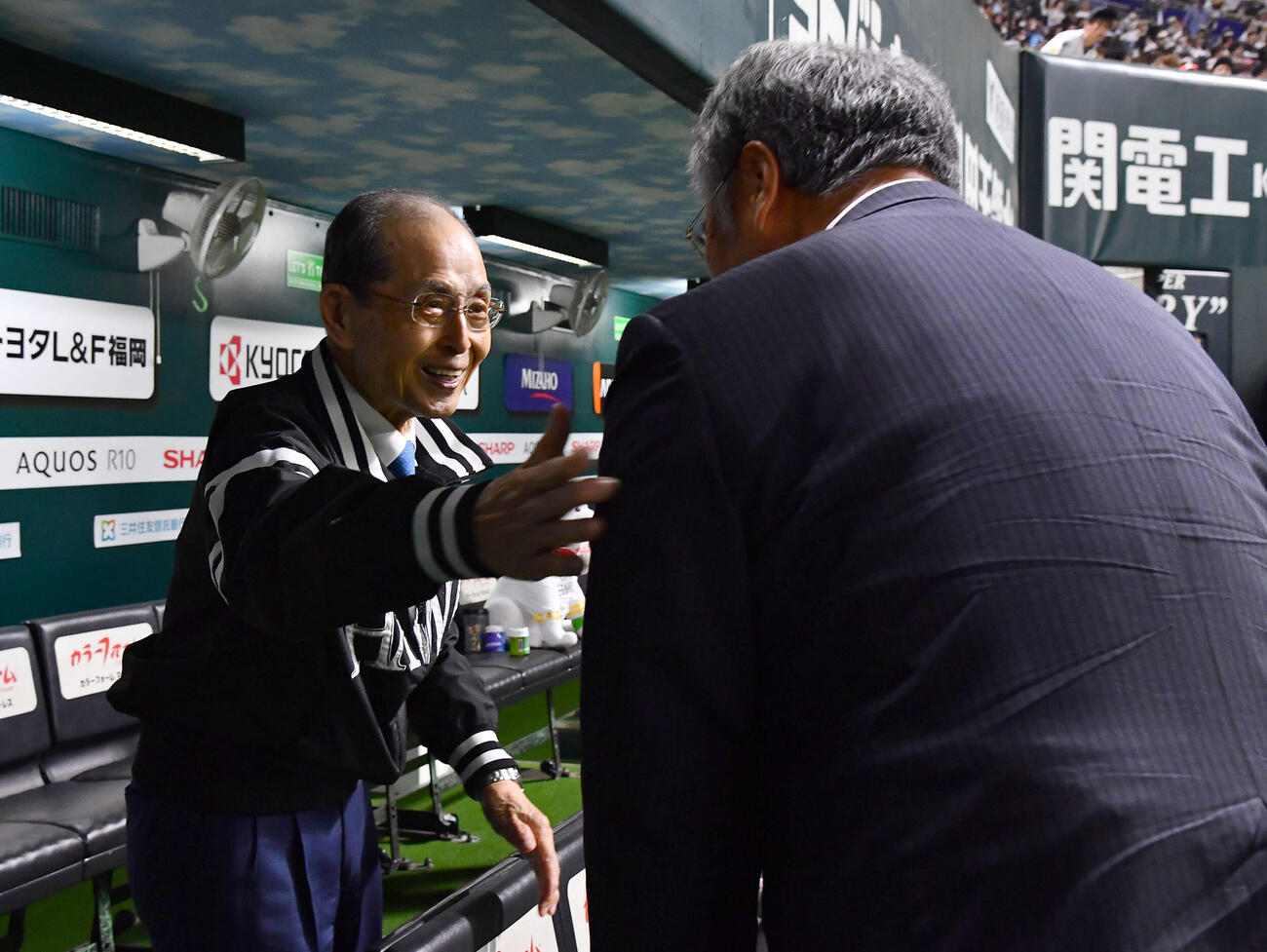 ソフトバンク対日本ハム　試合前、日本ハム木田優夫GM代行（右）からあいさつされ、笑顔を見せるソフトバンク王貞治球団会長兼特別チームアドバイザー（撮影・岩下翔太）