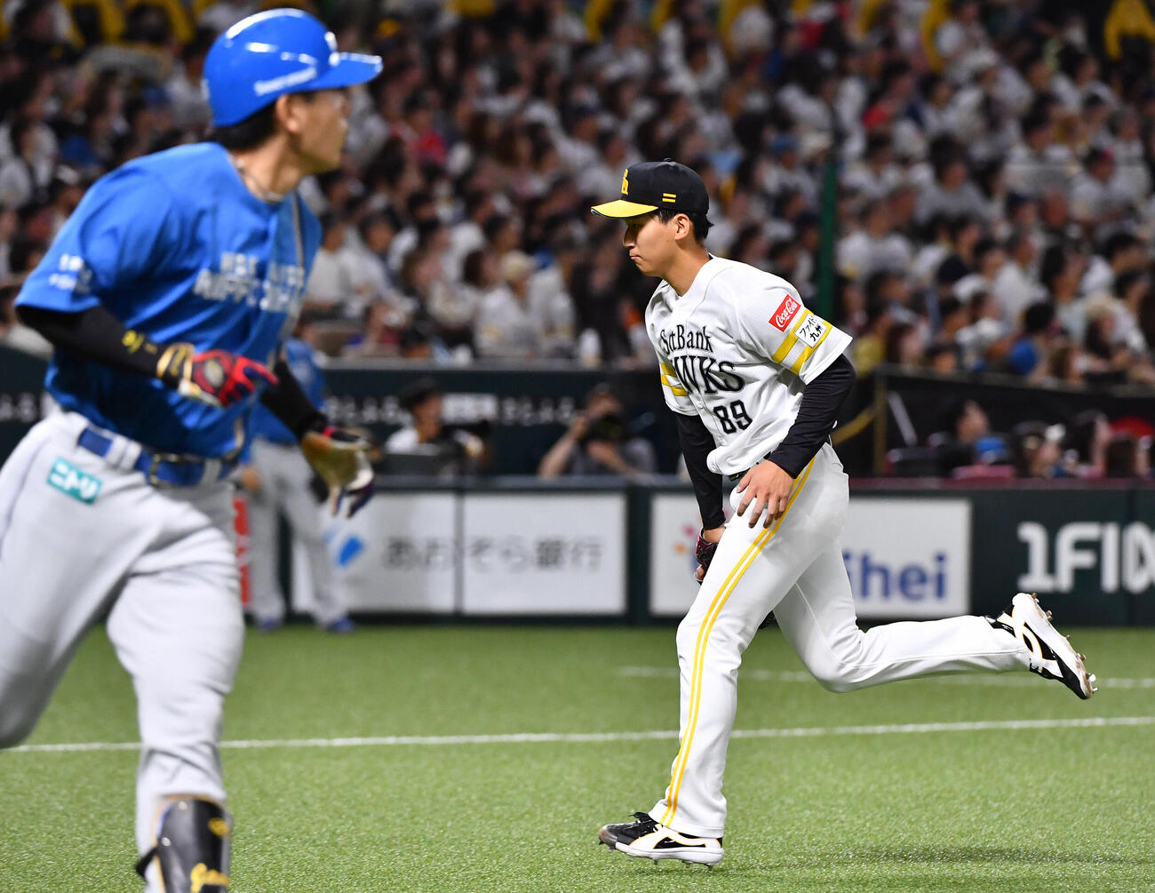 ソフトバンク対日本ハム　1回表日本ハム1死満塁、野村佑希（左）に先制の左越え満塁本塁打を打たれた前田悠伍（撮影・岩下翔太）