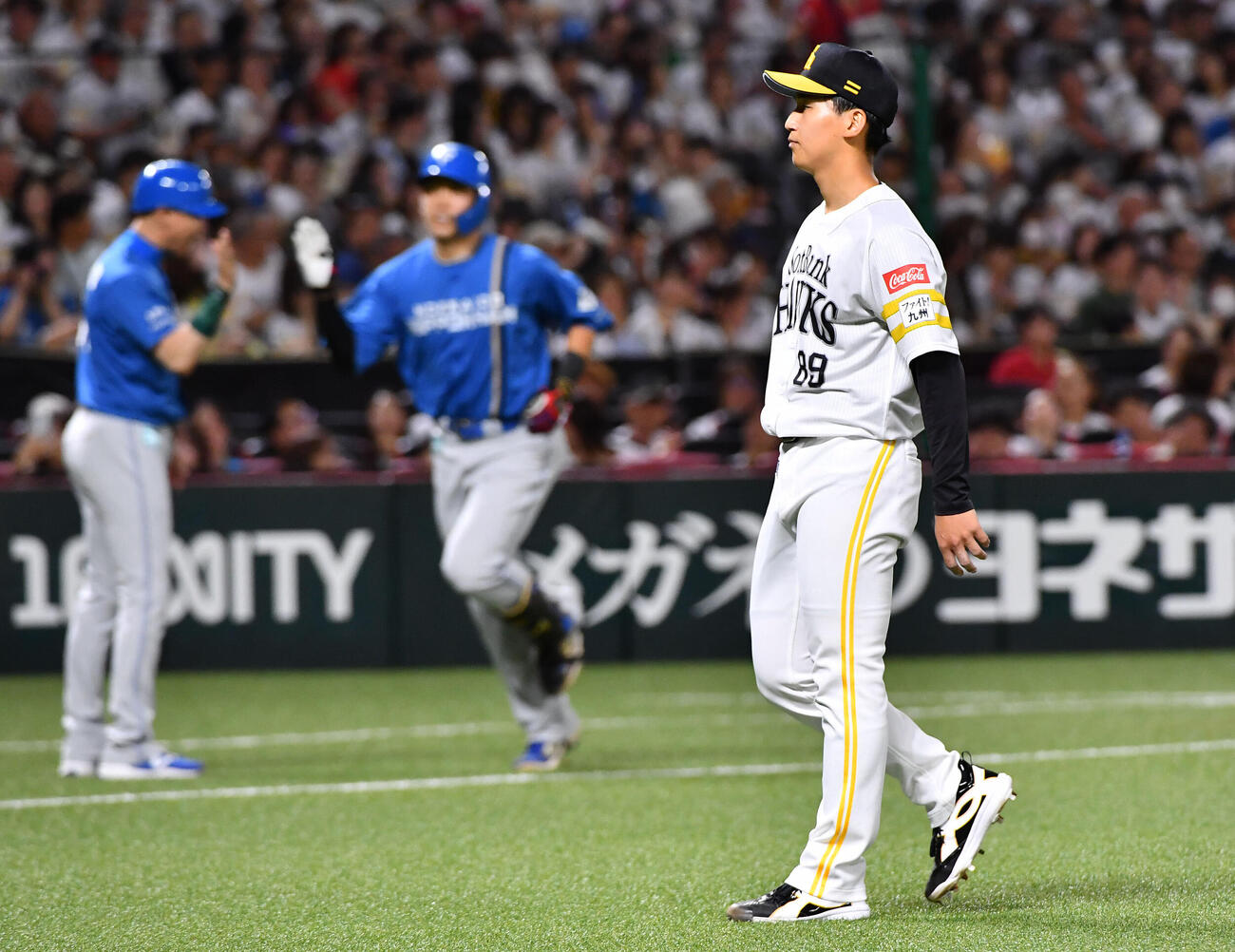 ソフトバンク対日本ハム　1回表日本ハム1死満塁、野村佑希（左から2人目）に先制の左越え満塁本塁打を打たれた前田悠伍（撮影・岩下翔太）