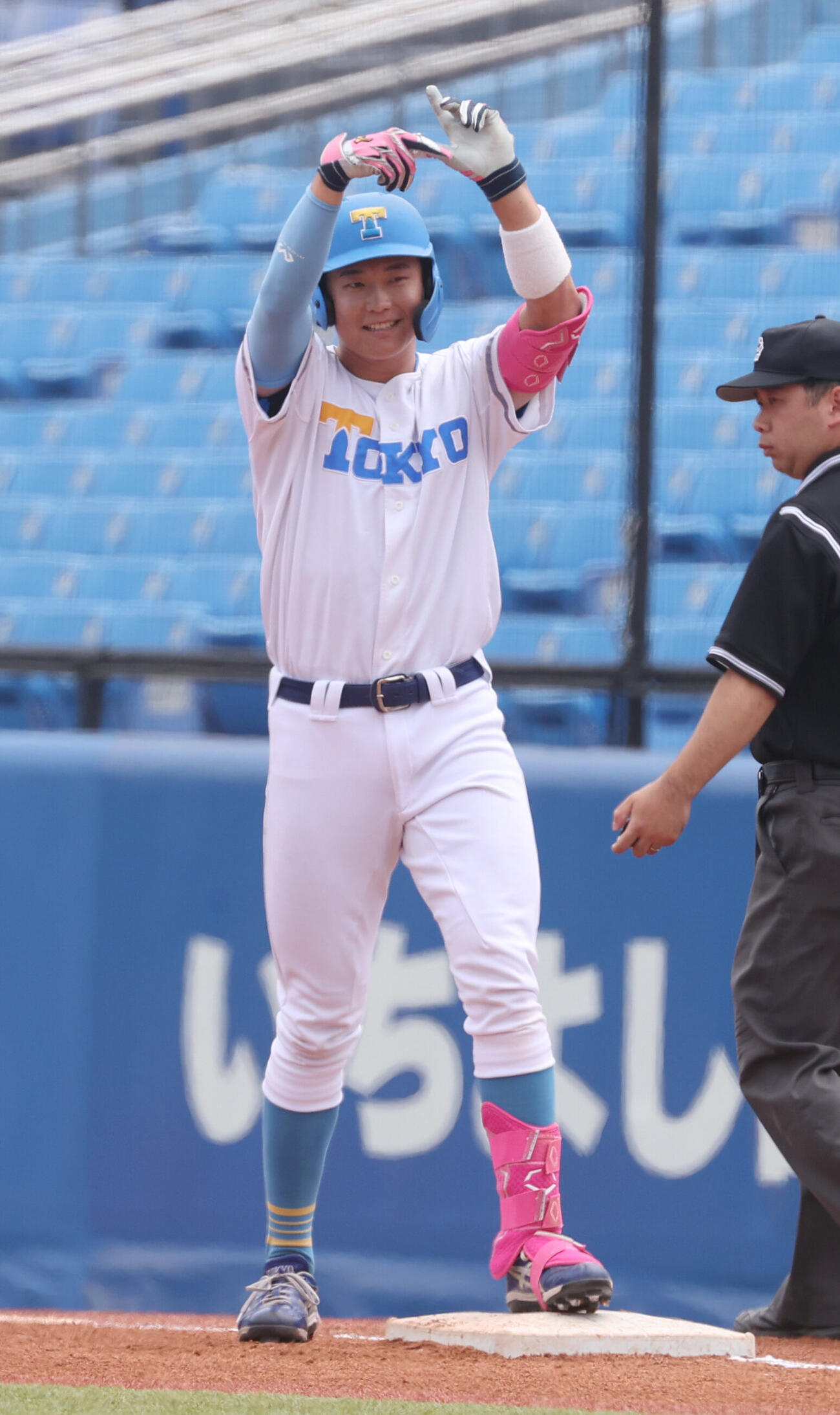 6大学野球　東大対立大　2回表東大無死、荒井慶斗は左前安打を放ちポーズを決める（撮影・柴田隆二）（＝2026年5月24日）