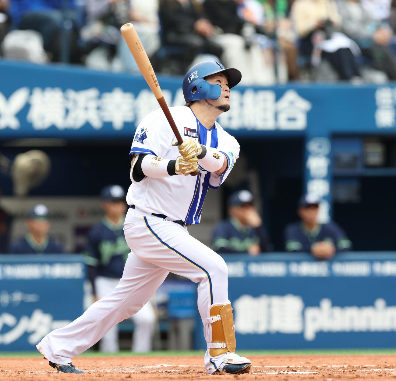 DeNA対ヤクルト　2回裏DeNA1死二、三塁、犠飛を放つ戸柱恭孝（撮影・黒川智章）＝2026年5月24日